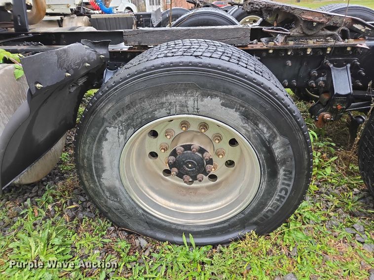 image for item DU2548 2006 Volvo VNM semi truck