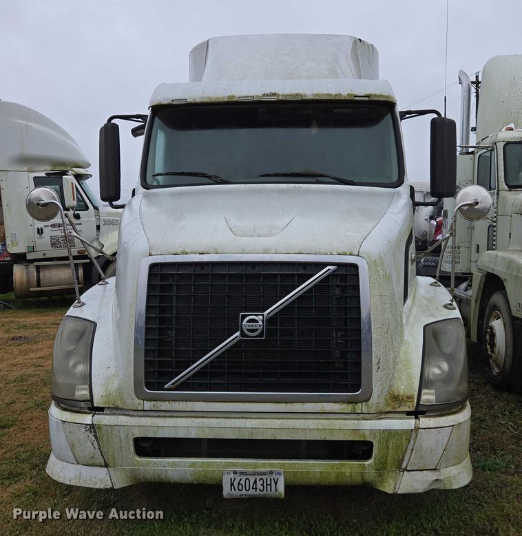 image for item DU2550 2011 Volvo VNL semi truck
