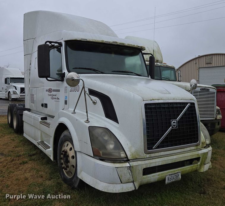 image for item DU2550 2011 Volvo VNL semi truck