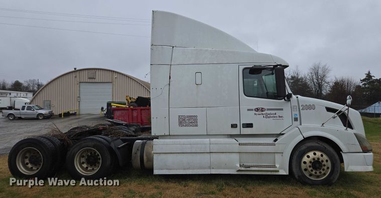 image for item DU2550 2011 Volvo VNL semi truck