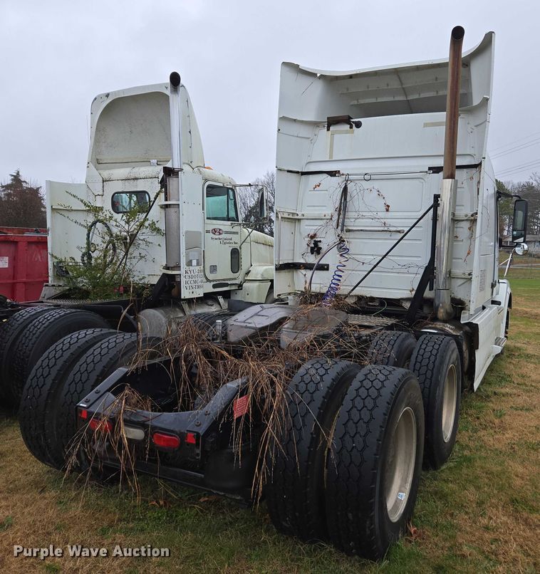 image for item DU2550 2011 Volvo VNL semi truck