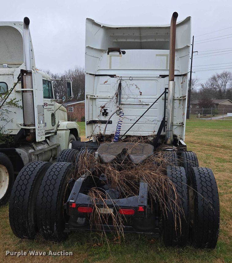 image for item DU2550 2011 Volvo VNL semi truck