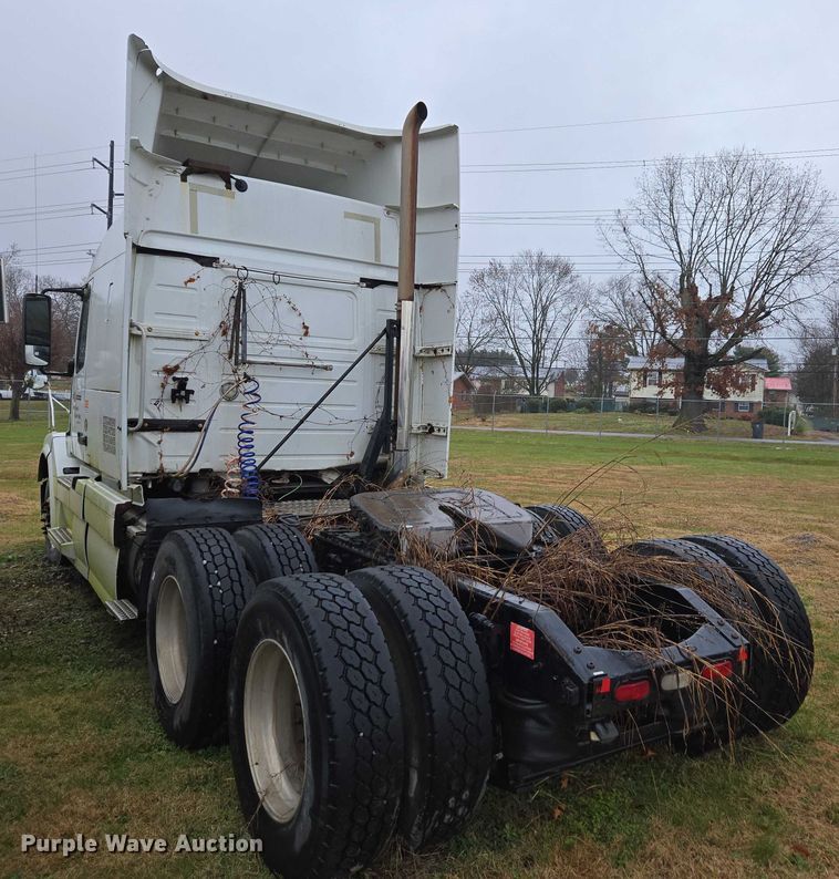 image for item DU2550 2011 Volvo VNL semi truck