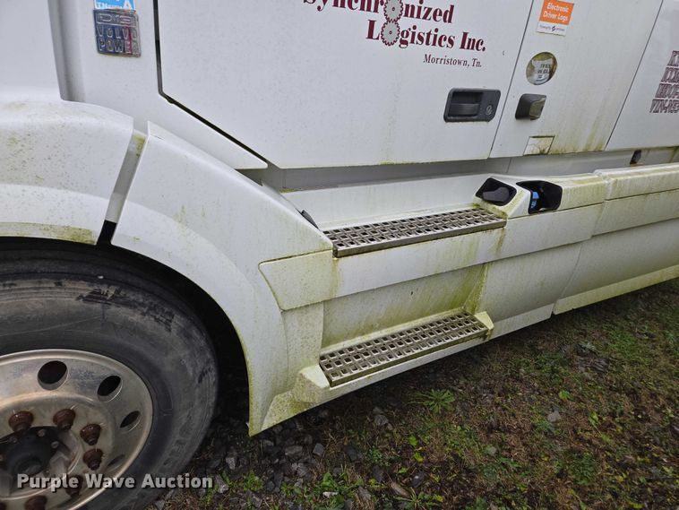 image for item DU2550 2011 Volvo VNL semi truck