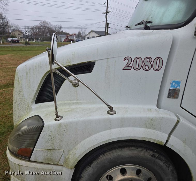 image for item DU2550 2011 Volvo VNL semi truck