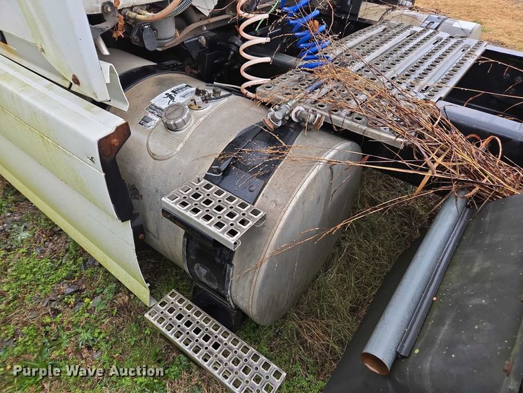 image for item DU2550 2011 Volvo VNL semi truck