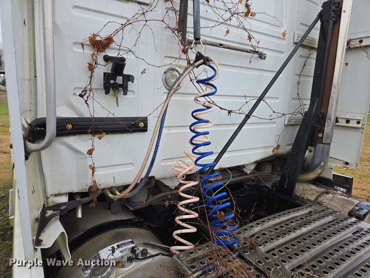 image for item DU2550 2011 Volvo VNL semi truck