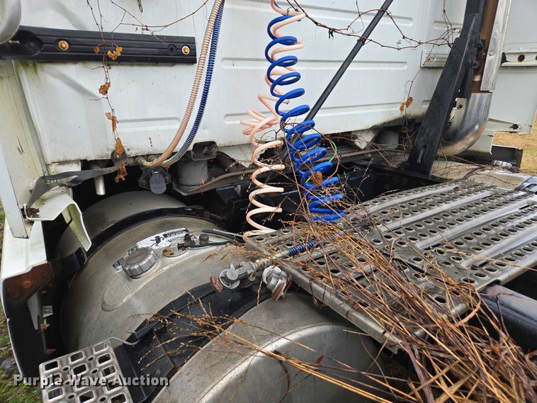 image for item DU2550 2011 Volvo VNL semi truck