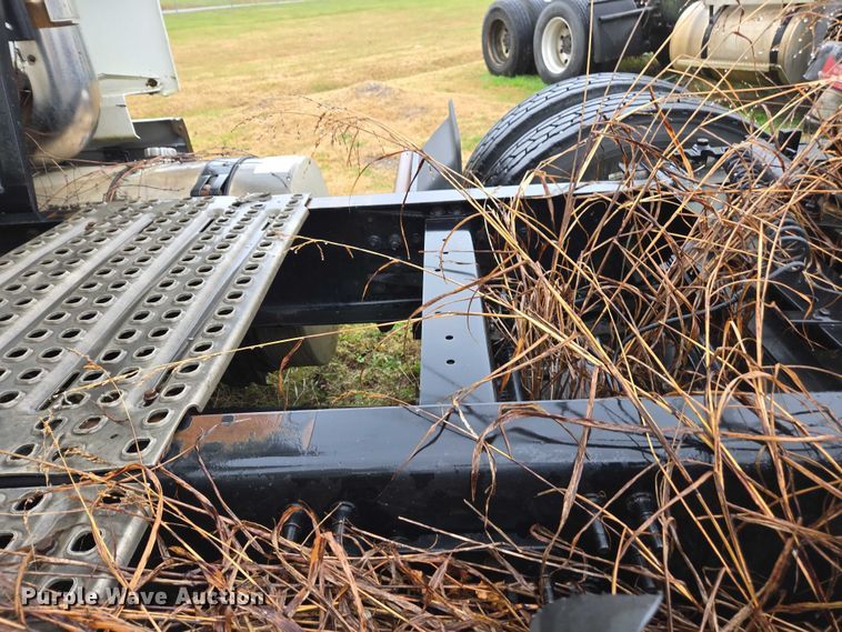 image for item DU2550 2011 Volvo VNL semi truck