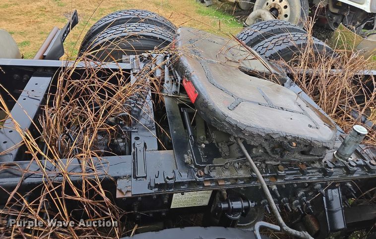 image for item DU2550 2011 Volvo VNL semi truck