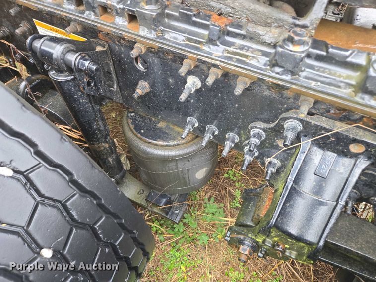 image for item DU2550 2011 Volvo VNL semi truck