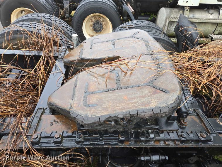 image for item DU2550 2011 Volvo VNL semi truck