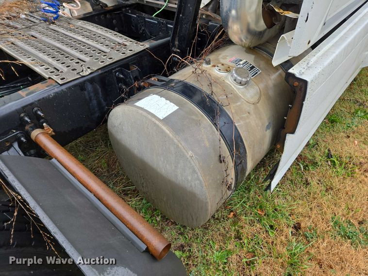 image for item DU2550 2011 Volvo VNL semi truck