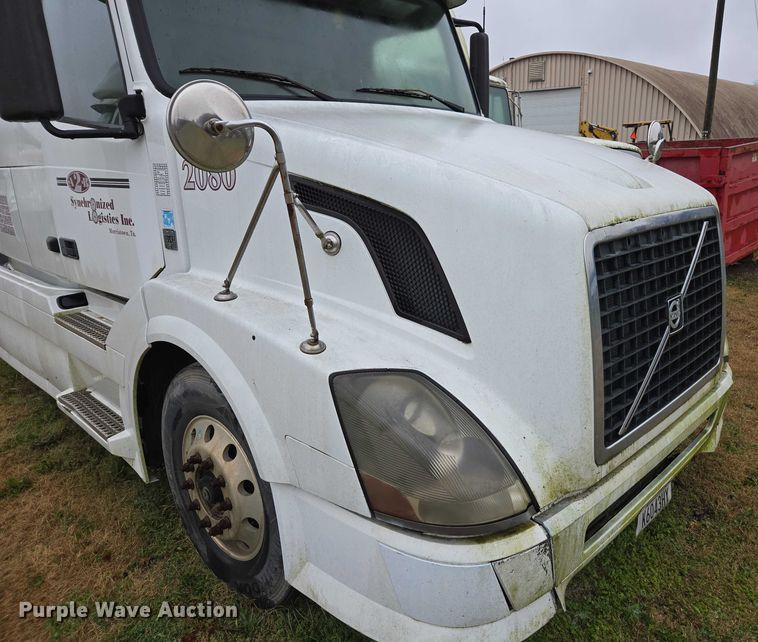 image for item DU2550 2011 Volvo VNL semi truck