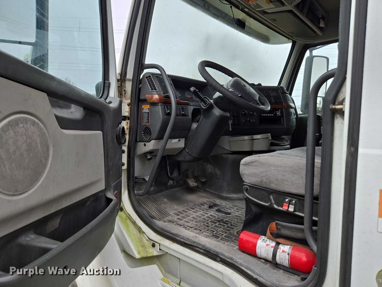 image for item DU2550 2011 Volvo VNL semi truck