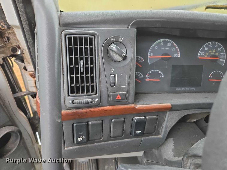 image for item DU2550 2011 Volvo VNL semi truck