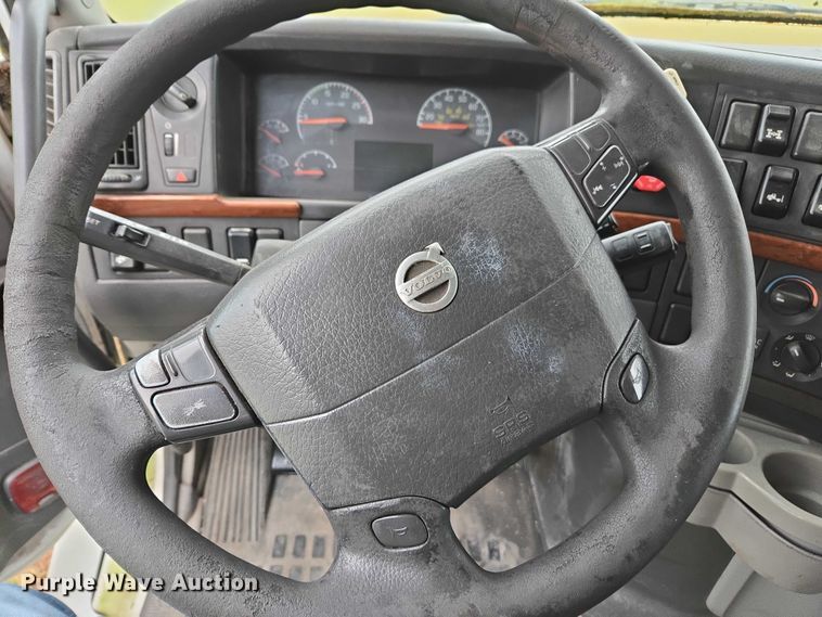 image for item DU2550 2011 Volvo VNL semi truck