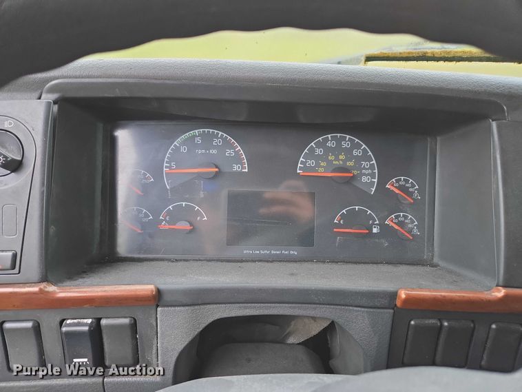 image for item DU2550 2011 Volvo VNL semi truck