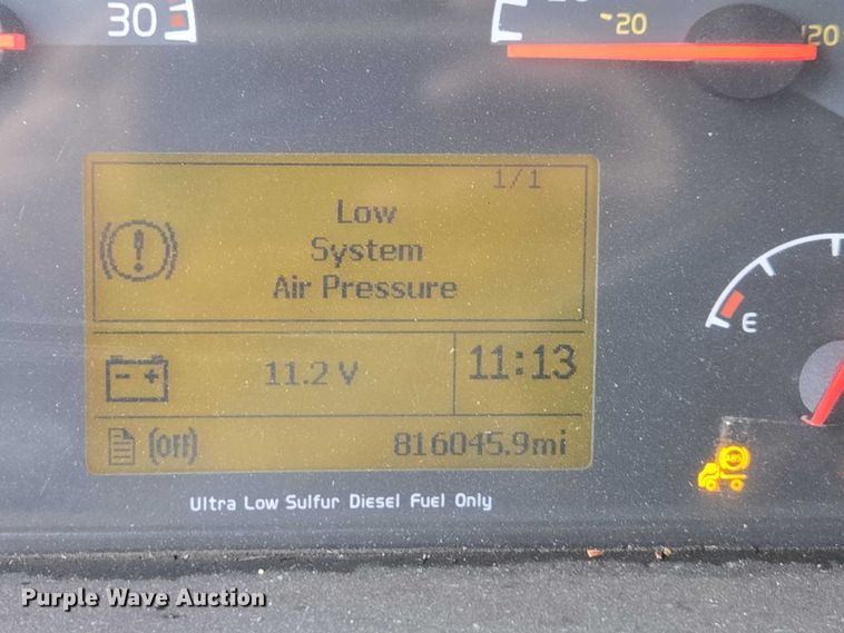 image for item DU2550 2011 Volvo VNL semi truck