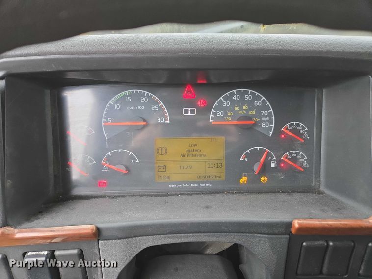 image for item DU2550 2011 Volvo VNL semi truck