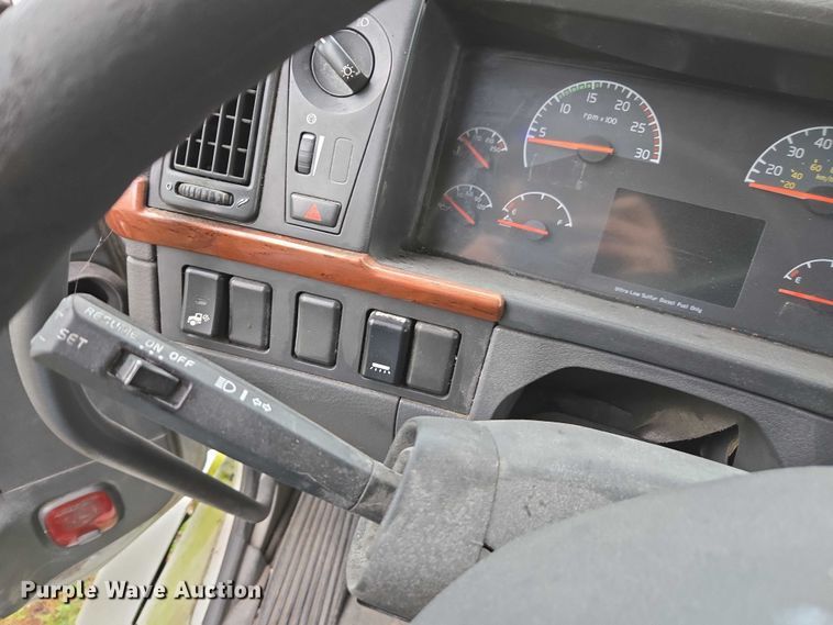 image for item DU2550 2011 Volvo VNL semi truck