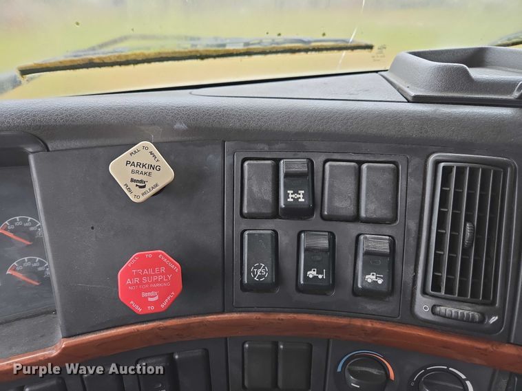 image for item DU2550 2011 Volvo VNL semi truck