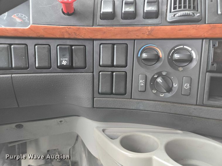 image for item DU2550 2011 Volvo VNL semi truck