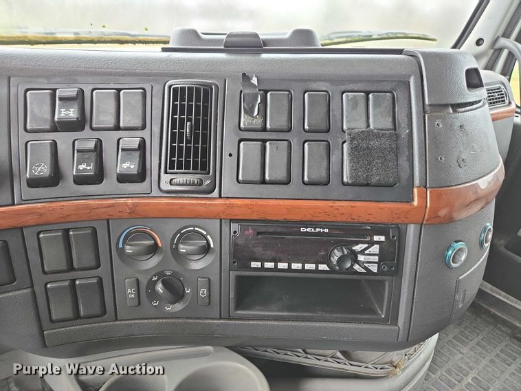 image for item DU2550 2011 Volvo VNL semi truck