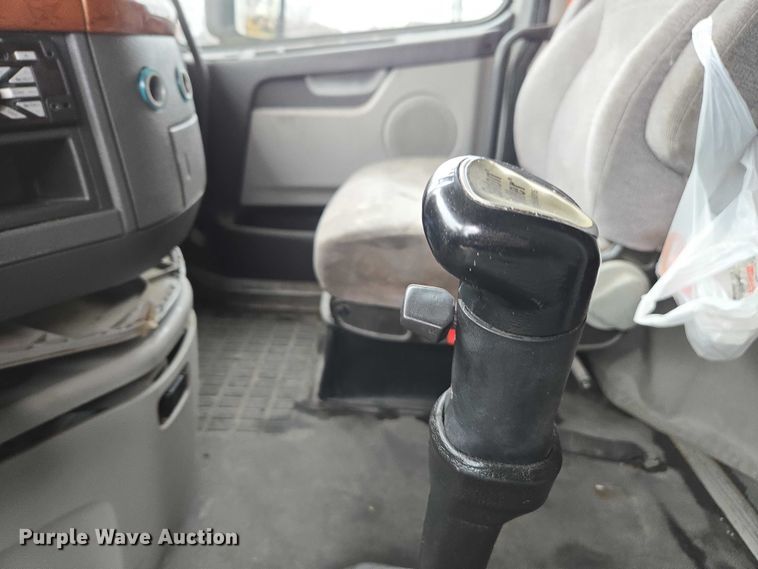 image for item DU2550 2011 Volvo VNL semi truck