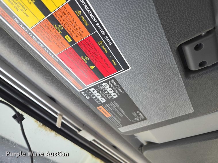 image for item DU2550 2011 Volvo VNL semi truck