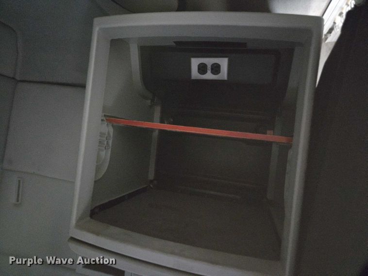 image for item DU2550 2011 Volvo VNL semi truck