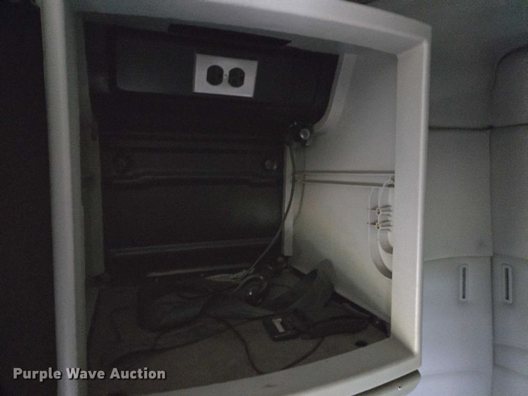 image for item DU2550 2011 Volvo VNL semi truck