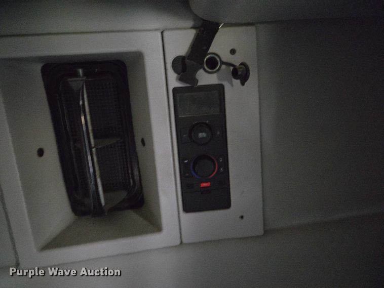 image for item DU2550 2011 Volvo VNL semi truck