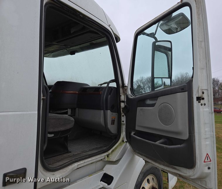 image for item DU2550 2011 Volvo VNL semi truck