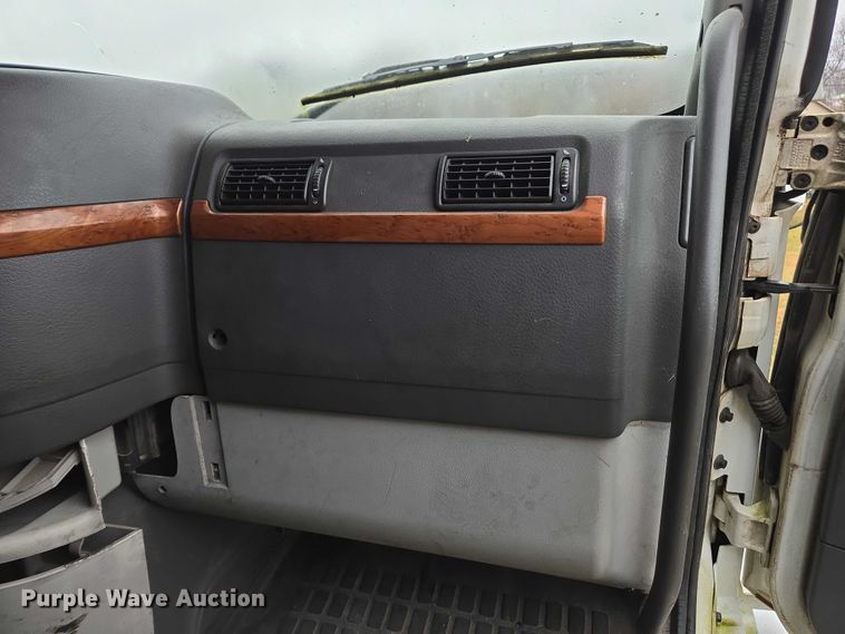 image for item DU2550 2011 Volvo VNL semi truck