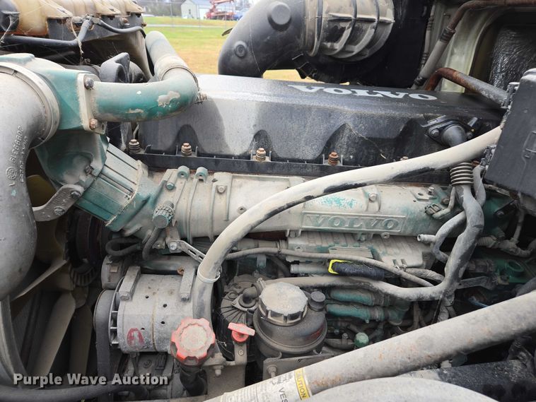 image for item DU2550 2011 Volvo VNL semi truck