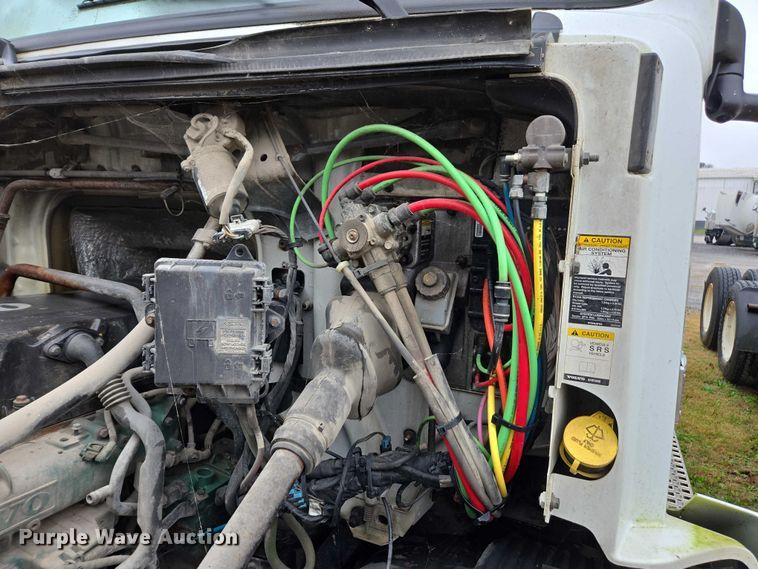 image for item DU2550 2011 Volvo VNL semi truck