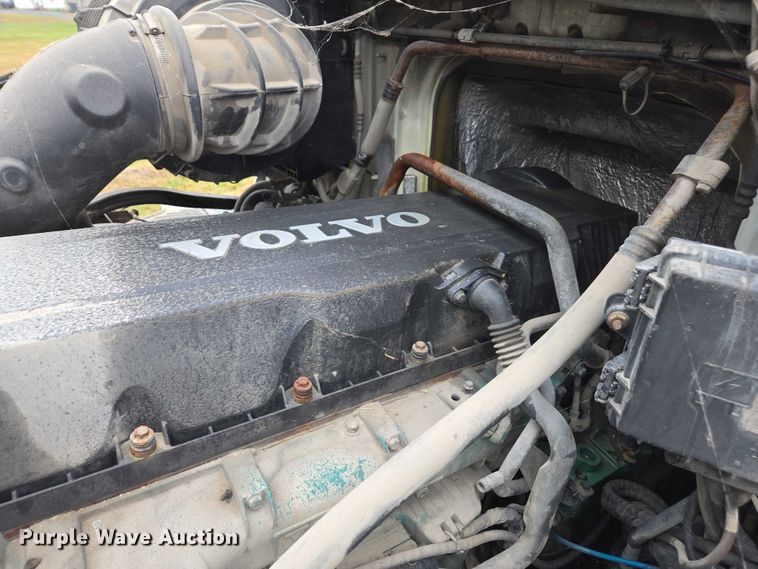 image for item DU2550 2011 Volvo VNL semi truck