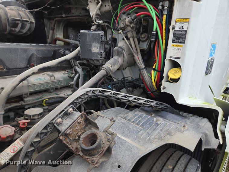 image for item DU2550 2011 Volvo VNL semi truck