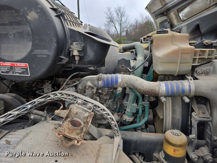 image for item DU2550 2011 Volvo VNL semi truck