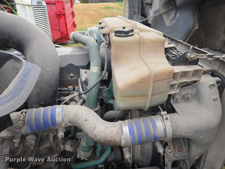 image for item DU2550 2011 Volvo VNL semi truck