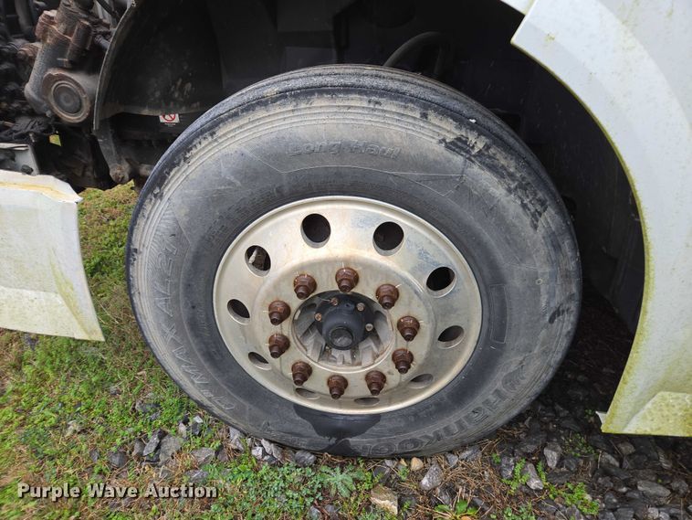 image for item DU2550 2011 Volvo VNL semi truck