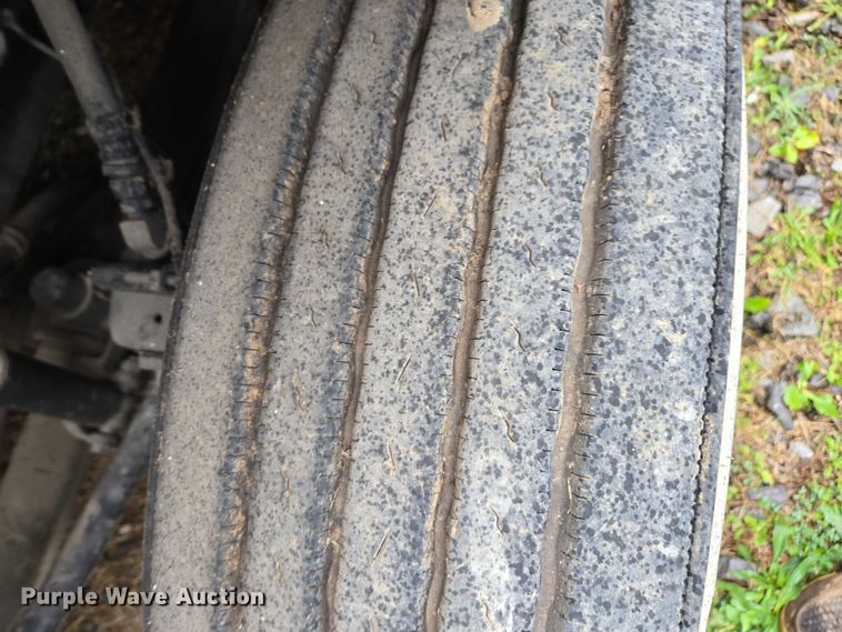 image for item DU2550 2011 Volvo VNL semi truck