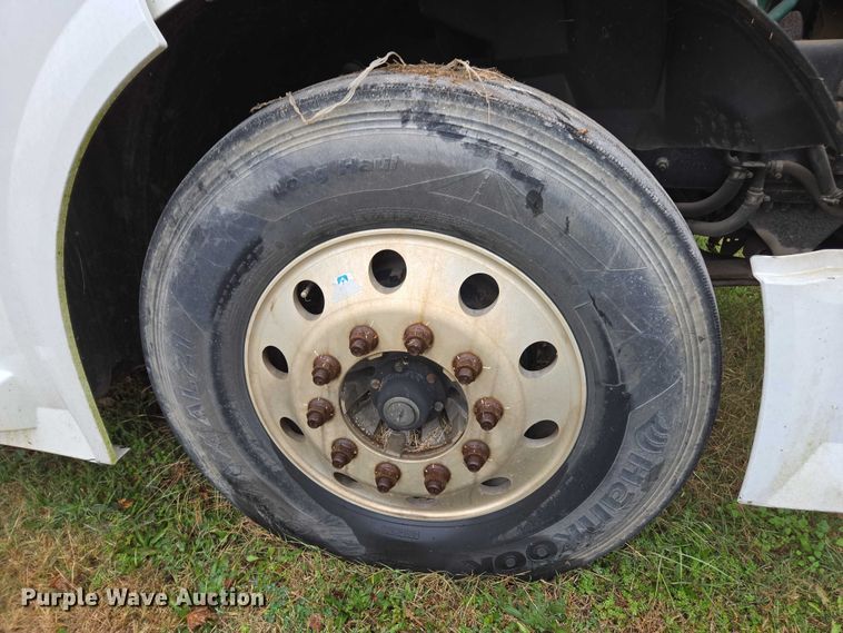 image for item DU2550 2011 Volvo VNL semi truck