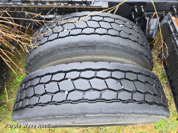 image for item DU2550 2011 Volvo VNL semi truck