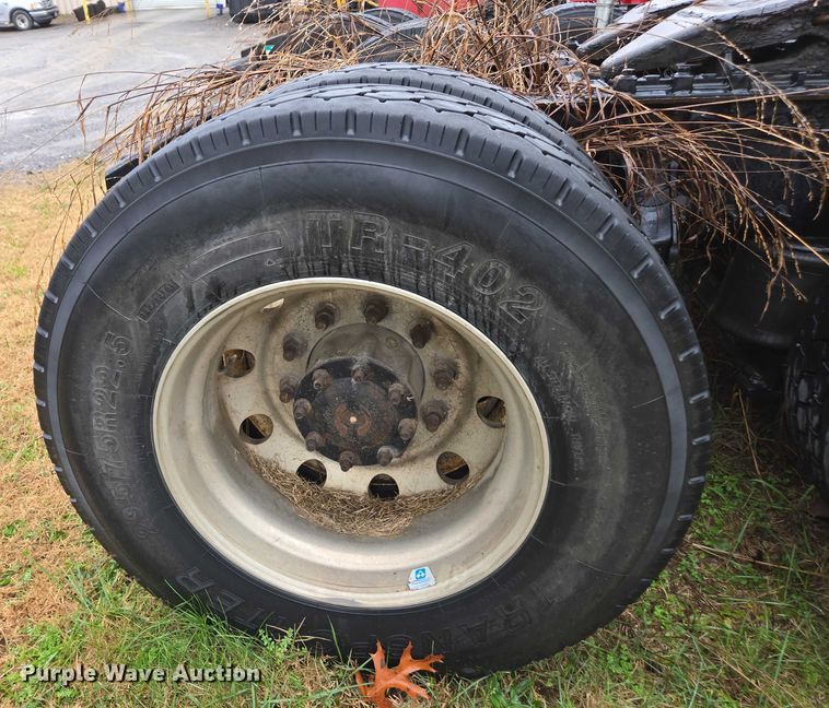 image for item DU2550 2011 Volvo VNL semi truck