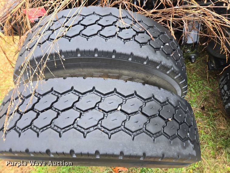 image for item DU2550 2011 Volvo VNL semi truck