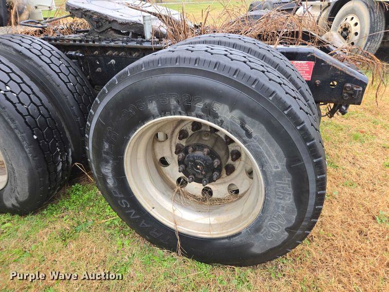 image for item DU2550 2011 Volvo VNL semi truck