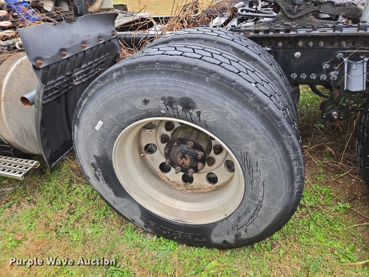 image for item DU2550 2011 Volvo VNL semi truck