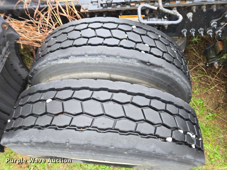 image for item DU2550 2011 Volvo VNL semi truck